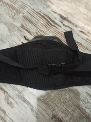 Riñonera Quechua Beige y Gris Capacidad 5 litros