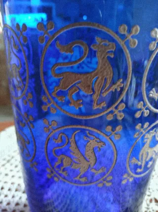 Vaso in vetro blu con decorazioni oro