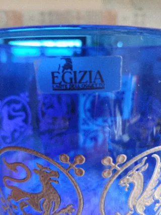 Vaso in vetro blu con decorazioni oro