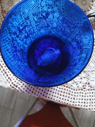 Vaso in vetro blu con decorazioni oro
