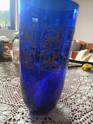 Vaso in vetro blu con decorazioni oro