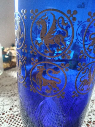 Vaso in vetro blu con decorazioni oro