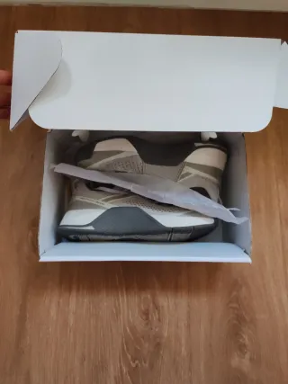 Zapatillas de entrenamiento grises