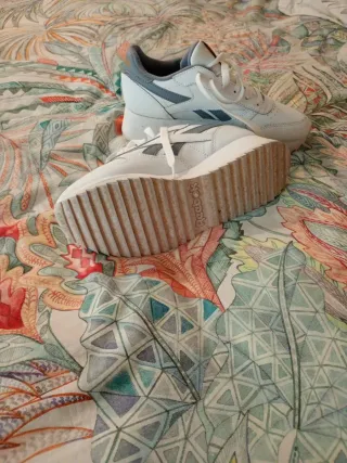 Zapatillas Reebok Plataforma Blancas y Grises