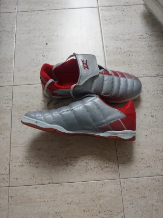 Zapatillas deportivas FUTSAL plateadas y rojas tal