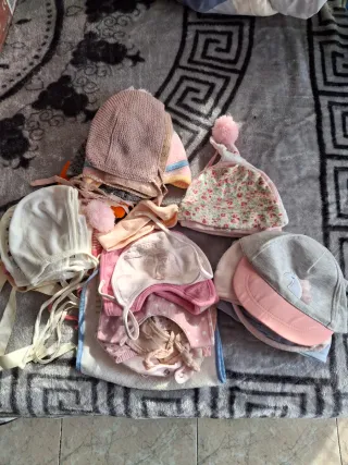Gorros de bebé grises y rosas 3-6 meses