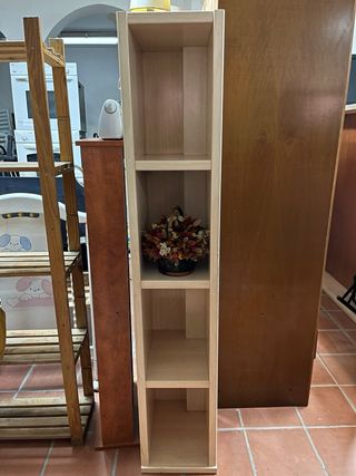 Estantería estrecha de madera y plástico