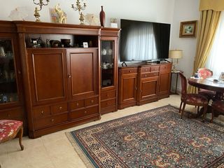 Mueble de madera con vitrinas