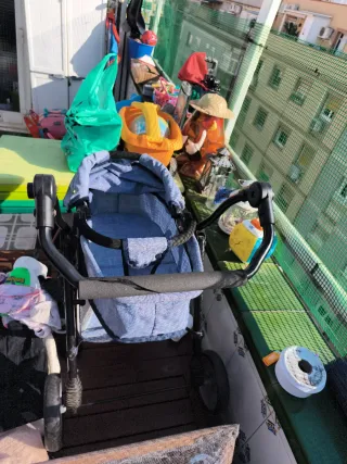 Carrito de muñecas azul