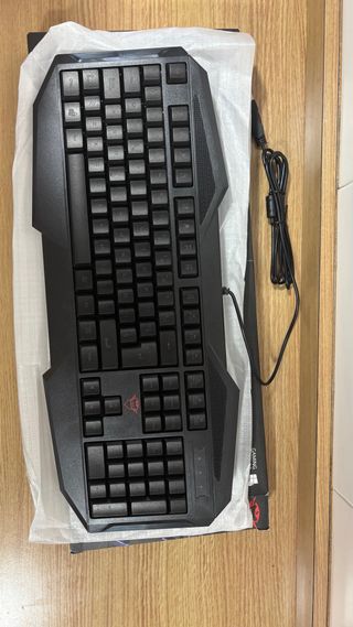 Teclado Gaming Trust AVONN GXT 830-RW