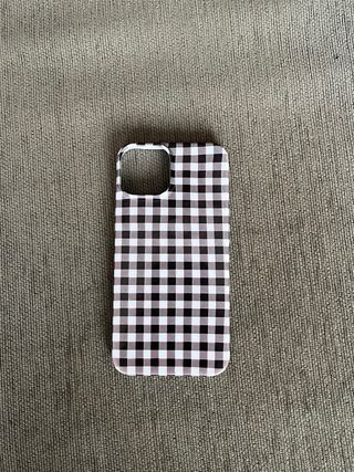 Fundas iPhone 13 . Se venden a 4 euros cada una