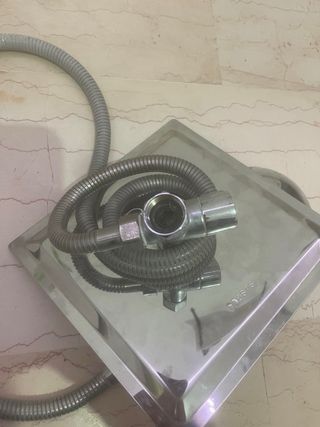 Soffione doccia quadrato e flessibile