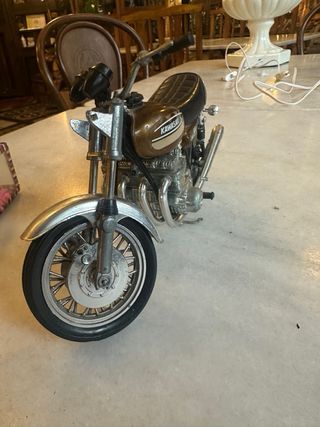 Moto Kawasaki 900 a escala vintage