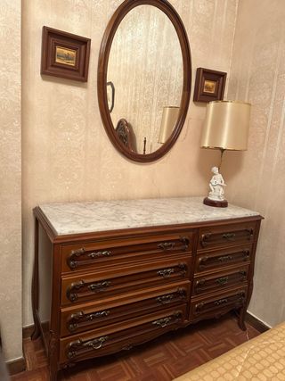 Cómoda de madera con tapa de mármol