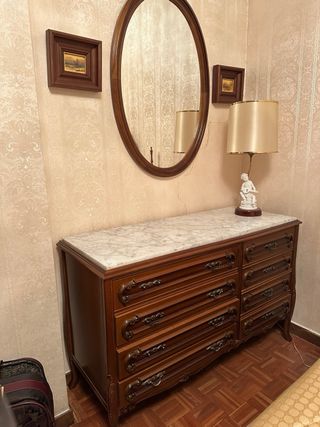 Cómoda de madera con tapa de mármol