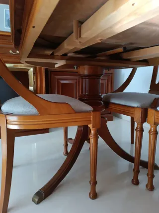 Mesa de comedor y 6 sillas de madera