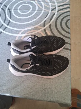 Zapatillas deportivas running negras y blancas