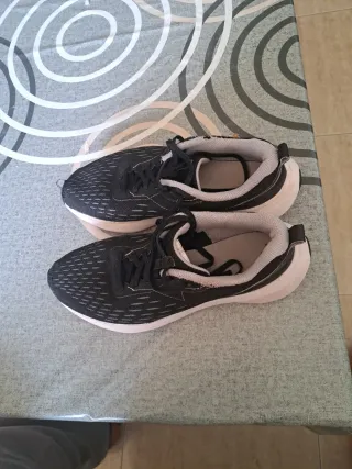 Zapatillas deportivas running negras y blancas