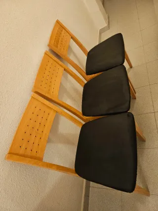 Sillas de madera con asiento negro (3 unidades)