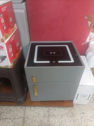 Mesita auxiliar con diseño moderno