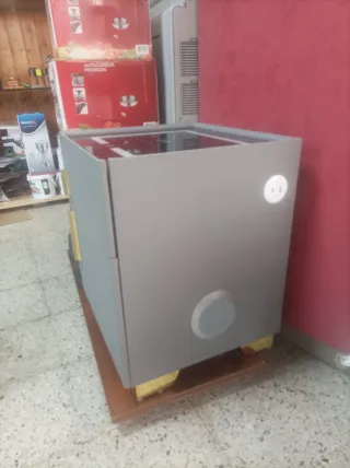 Mesita auxiliar con diseño moderno