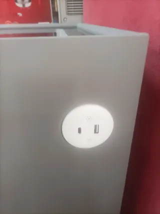 Mesita auxiliar con diseño moderno