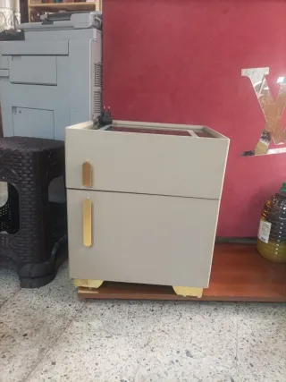 Mesita auxiliar con diseño moderno