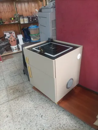 Mesita auxiliar con diseño moderno