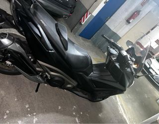 Kymco AK 550 Maxiscooter Negra