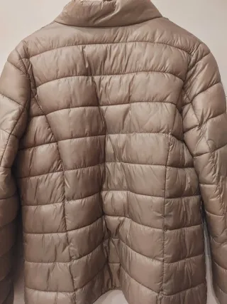 Chaqueta plumas, corte entallado de color piedra