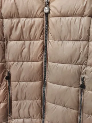 Chaqueta plumas, corte entallado de color piedra