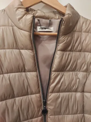 Chaqueta plumas, corte entallado de color piedra