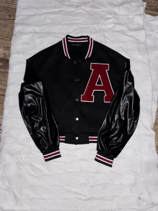 Chaqueta negra y roja.