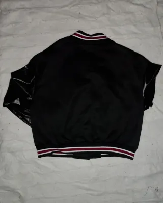 Chaqueta negra y roja.