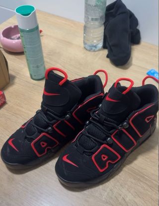 Zapatillas Jordan Negras y Rojas