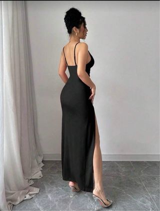 Vestido negro con abertura y escote