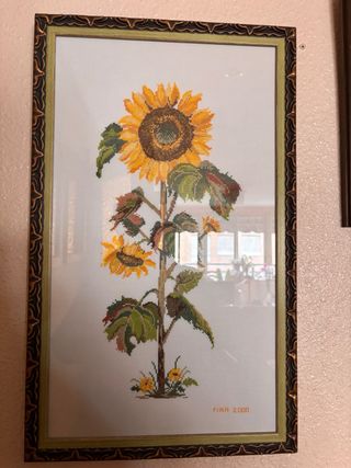 Cuadro bordado girasol con marco