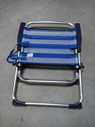 Silla de playa plegable azul y plateada