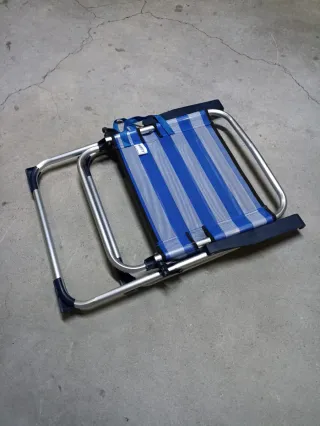 Silla de playa plegable azul y plateada