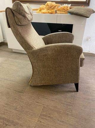 Sillón orejero tela beige y madera