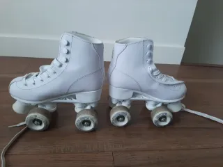 Patines blancos 4 ruedas de bota.