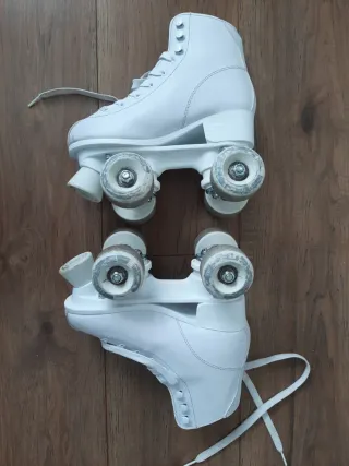 Patines blancos 4 ruedas de bota.