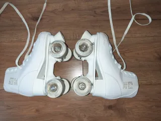 Patines blancos 4 ruedas de bota.