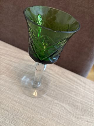 Copa de cristal verde tallado antigua