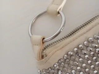 Bolso Bershka con tachas en plateado