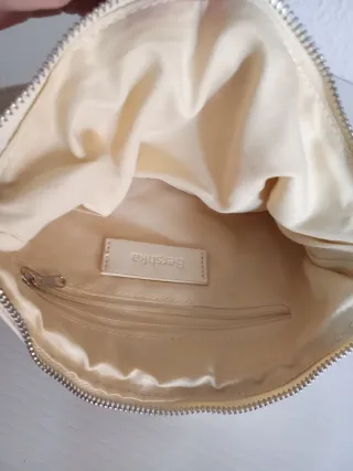 Bolso Bershka con tachas en plateado