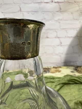 Licorera antigua de vidrio labrado plata