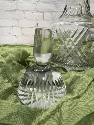 Licorera antigua de vidrio labrado plata