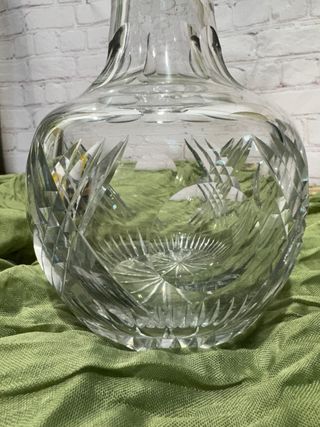 Licorera antigua de vidrio labrado plata