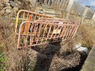 Barreras metálicas de obra. Vallas de protección.